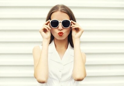 Putting on sunglasses with polarised lenses and UVA and UVB protection before stepping outside prevents the overactive thalamus from sending out pain signals. (Shutterstock) Putting on sunglasses with polarised lenses and UVA and UVB protection before stepping outside prevents the overactive thalamus from sending out pain signals. (Shutterstock)
