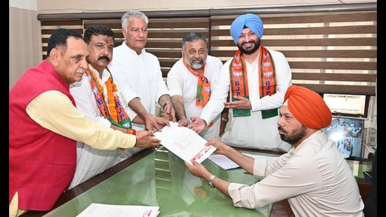 Sunil Jakhar accompanied BJP’s Ludhiana West bypoll candidate Jiwan Gupta for the filing of his papers on Monday. (HT File)