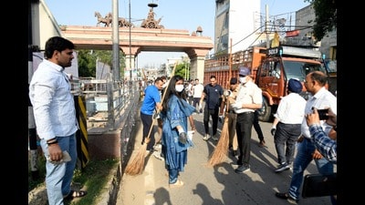 Kurukshetra deputy commissioner Neha Singh during the cleanliness drive from Pipli Geeta Dwar to Sector 10 on Wednesday. (HT Photo)