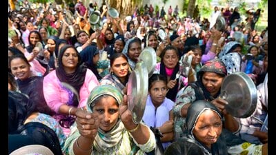 Mid-day meal workers holding a protest against in Ludhiana on Wednesday. (Gurpreet Singh/HT) Mid-day meal workers holding a protest against in Ludhiana on Wednesday. (Gurpreet Singh/HT)