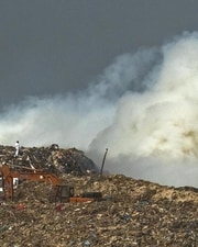 Mumbai, India - March 7, 2019: Fire breaks out in Deonar Dumping Ground in Mumbai, India, on Thursday, March 7, 2019. (Photo by Pratik Chorge/Hindustan Times) (Pratik Chorge/HT Photo) Mumbai, India - March 7, 2019: Fire breaks out in Deonar Dumping Ground in Mumbai, India, on Thursday, March 7, 2019. (Photo by Pratik Chorge/Hindustan Times) (Pratik Chorge/HT Photo)