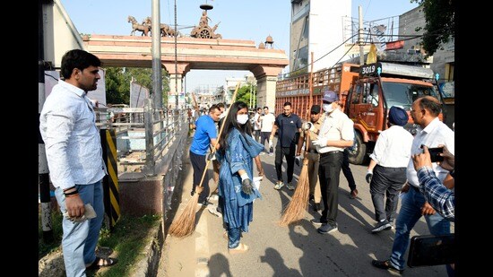 Kurukshetra deputy commissioner Neha Singh during the cleanliness drive from Pipli Geeta Dwar to Sector 10 on Wednesday. (HT Photo)
