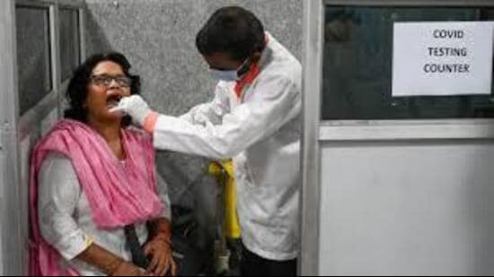 Last Wednesday, a migrant from Uttar Pradesh in Ludhiana, with pre-existing lung conditions, succumbed to Covid at GMCH-32, Chandigarh. (HT photo for representation)