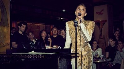 Singer Miley Cyrus at the Bemelmans Bar in New York City (USA)