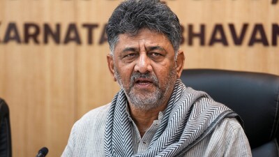 DK Shivakumar apologised and said that while the stadium’s capacity was 35,000, more than 3 lakh people were there. (PTI) DK Shivakumar apologised and said that while the stadium’s capacity was 35,000, more than 3 lakh people were there. (PTI)