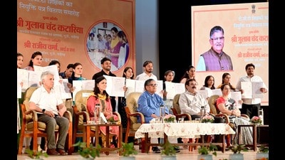 Punjab governor and UT administrator Gulab Chand Kataria, along with UT chief secretary Rajeev Verma, during the ceremony organised by the UT education department at PGGCG, Sector 42, Chandigarh, on Thursday. (Ravi Kumar/HT)