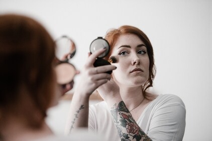Never forget to step out without setting your makeup with a setting powder to get that flawless look. (Unsplash)