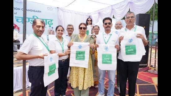 Chandigarh mayor Harpreet Kaur Babla launched a ‘Cloth Bag ATM’, offering eco-friendly cloth bags at a nominal cost of ₹10, at the Sector 26 Grain Market on the occasion. (HT Photo)