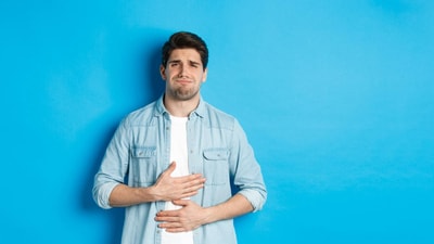 Everyday habits like constant snacking, rushing meals, and ignoring bowel movements can disrupt gut health. (Freepik) Everyday habits like constant snacking, rushing meals, and ignoring bowel movements can disrupt gut health. (Freepik)