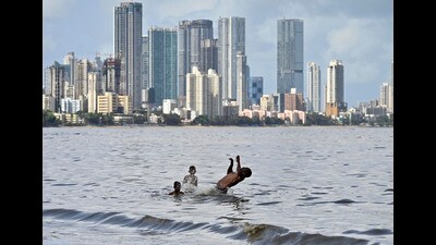Beating Mumbai’s scorching summer at Mahim Beach. (Vijay Bate/HT PHOTO) Beating Mumbai’s scorching summer at Mahim Beach. (Vijay Bate/HT PHOTO)