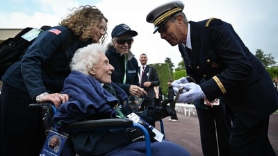 Former U.S. Army nurse Betty Huffman-Rosevear engaged warmly with attendees ahead of a memorial ceremony commemorating the 81st anniversary of the D-Day landings. Held at the American Cemetery in Colleville-sur-Mer on June 6, 2025. (Photo by Lou BENOIST / AFP) (AFP) Former U.S. Army nurse Betty Huffman-Rosevear engaged warmly with attendees ahead of a memorial ceremony commemorating the 81st anniversary of the D-Day landings. Held at the American Cemetery in Colleville-sur-Mer on June 6, 2025. (Photo by Lou BENOIST / AFP) (AFP)