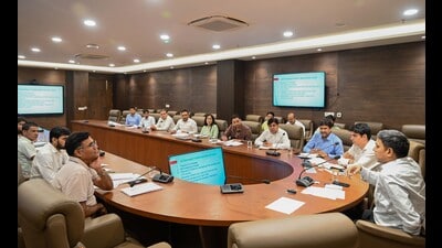 MCG commissioner Pradeep Dahiya at a meeting with civic officials at Sector 34 in Gurugram on Friday. (HT PHOTO) MCG commissioner Pradeep Dahiya at a meeting with civic officials at Sector 34 in Gurugram on Friday. (HT PHOTO)