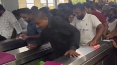People of were spotted jumping from metro gates in Bengaluru People of were spotted jumping from metro gates in Bengaluru