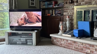An optical illusion of a cat camouflaged in a living room baffled viewers online. (Reddit/ GatheringCircle ·) An optical illusion of a cat camouflaged in a living room baffled viewers online. (Reddit/ GatheringCircle ·)