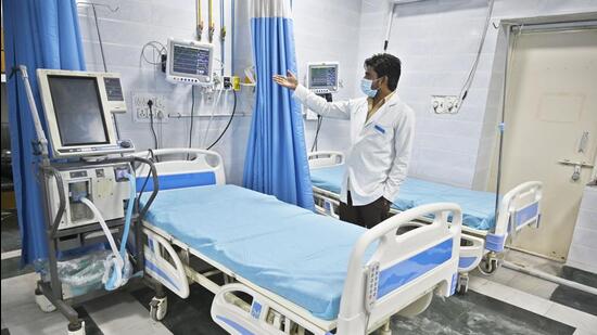 The heatwave clinic is equipped with ceramic immersion tubs, ventilator beds, rectal thermometers, ice boxes, and an inflatable cooling tub. (Sanjeev Verma/HT Photo)