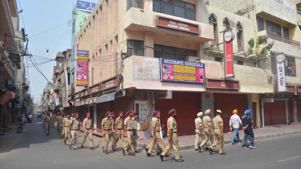 Police personnel patrolling a market near the Golden Temple complex during the Amritsar bandh called by Dal Khalsa on the Operation Bluestar anniversary on Friday. (Sameer Sehgal/HT) Police personnel patrolling a market near the Golden Temple complex during the Amritsar bandh called by Dal Khalsa on the Operation Bluestar anniversary on Friday. (Sameer Sehgal/HT)