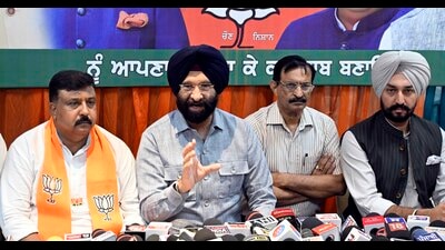 Delhi minister Manjinder Singh Sirsa along with candidate from Ludhiana West bypoll Jiwan Gupta in Ludhiana on Saturday. (Gurpreet Singh/HT)