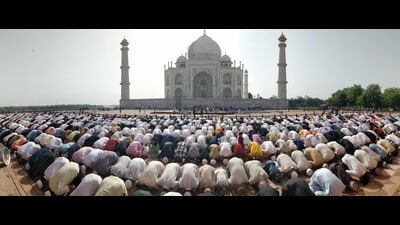 Namaz being offered at the mosque within Taj Mahal premises on the occasion of Eid-al-Azha on Saturday. (Ranvijay Singh/HT) Namaz being offered at the mosque within Taj Mahal premises on the occasion of Eid-al-Azha on Saturday. (Ranvijay Singh/HT)