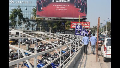 The approach roads leading to the Pune International Airport have become increasingly congested and chaotic due to rampant illegal parking, unauthorised food stalls, and roadside encroachments. (HT) The approach roads leading to the Pune International Airport have become increasingly congested and chaotic due to rampant illegal parking, unauthorised food stalls, and roadside encroachments. (HT)