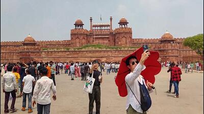 Visitors at the Red Fort on Saturday. (Vipin Kumar/HT Photo) Visitors at the Red Fort on Saturday. (Vipin Kumar/HT Photo)