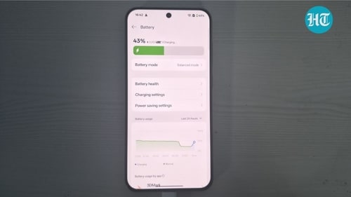 OnePlus 13s houses a 5,850mAh battery with 80W SUPERVOOC wired charging support. (Ijaj Khan/HT) OnePlus 13s houses a 5,850mAh battery with 80W SUPERVOOC wired charging support. (Ijaj Khan/HT)