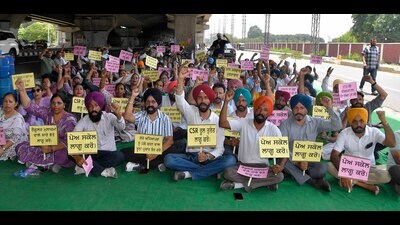 Associate Teachers Front, Punjab, during a symbolic protest in Ludhiana on Sunday. (Manish/HT) Associate Teachers Front, Punjab, during a symbolic protest in Ludhiana on Sunday. (Manish/HT)