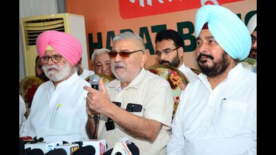 Congress MP Dharamvira Gandhi addressing a press conference in Ludhiana on Sunday. (HT photo) Congress MP Dharamvira Gandhi addressing a press conference in Ludhiana on Sunday. (HT photo)