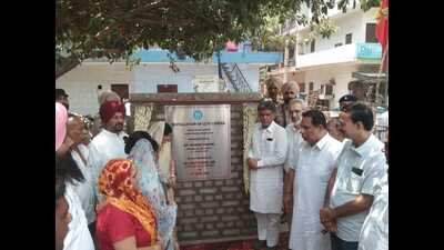 MP Manish Tewari inaugurating a network of newly installed CCTV cameras at Mauli Jagran on Sunday. (HT Photo) MP Manish Tewari inaugurating a network of newly installed CCTV cameras at Mauli Jagran on Sunday. (HT Photo)