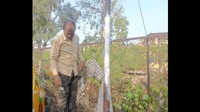 PMC has started applying GRP coating on poles in areas like Sinhagad Road, Janta Vasahat, Ekta Nagar, Ahmednagar Road, and along the Palkhi route. (HT PHOTO) PMC has started applying GRP coating on poles in areas like Sinhagad Road, Janta Vasahat, Ekta Nagar, Ahmednagar Road, and along the Palkhi route. (HT PHOTO)