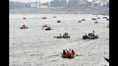 People take a boat ride in Ganga in Varanasi (Fike) People take a boat ride in Ganga in Varanasi (Fike)