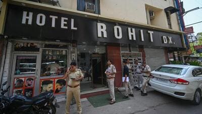 Police outside Rohit Hotel in Paharganj in New Delhi on Sunday. (Sanchit Khanna/HT Photo) Police outside Rohit Hotel in Paharganj in New Delhi on Sunday. (Sanchit Khanna/HT Photo)