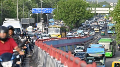 A view of Traffic moving near the Safdarjung Enclave Flyover at the Ring Road in New Delhi, India, on Wednesday, June 4, 2025. (RAJ K RAJ /Hindustan Times) A view of Traffic moving near the Safdarjung Enclave Flyover at the Ring Road in New Delhi, India, on Wednesday, June 4, 2025. (RAJ K RAJ /Hindustan Times)
