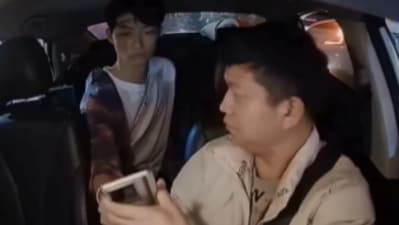 A viral video showed a deaf taxi driver and passenger bonding through sign language. (Instagram/thebulletinx) A viral video showed a deaf taxi driver and passenger bonding through sign language. (Instagram/thebulletinx)