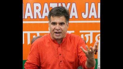 Senior Bharatiya Janata Party (BJP) leader Ravinder Raina on Sunday met National Conference tribal leaders Mian Altaf Larvi and his son Mian Mehar Ali as he visited Baba Nagri on the annual Urs of Nizam-ud-din Kiyanvi in central Kashmir’s Kangan. (HT File) Senior Bharatiya Janata Party (BJP) leader Ravinder Raina on Sunday met National Conference tribal leaders Mian Altaf Larvi and his son Mian Mehar Ali as he visited Baba Nagri on the annual Urs of Nizam-ud-din Kiyanvi in central Kashmir’s Kangan. (HT File)