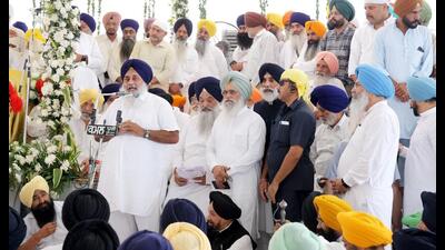 Shiromani Akali Dal chief Sukhbir Singh Badal and others at the “antim ardas” of Sukhdev Singh Dhindsa in Sangrur on Sunday. (HT Photo)