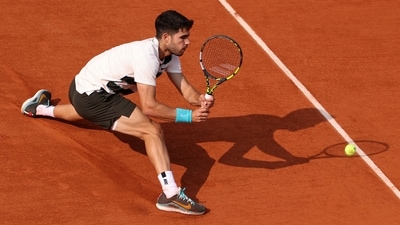 In the third set, the crowd began to cheer loudly for Alcaraz, overshadowing Sinner, whenever he attempted to return. The Spaniard won the third set, 6-4. (AFP) In the third set, the crowd began to cheer loudly for Alcaraz, overshadowing Sinner, whenever he attempted to return. The Spaniard won the third set, 6-4. (AFP)