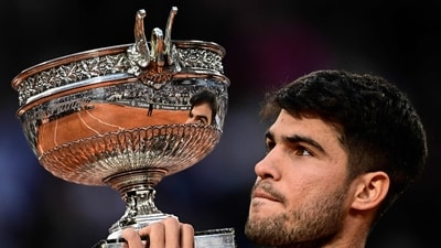 Defending champion Carlos Alcaraz fought back from behind to defeat Jannik Sinner, 4-6 6-7 6-4 7-6 7-6 in the French Open 2025 men’s singles final, at Roland Garros in Paris. (AFP) Defending champion Carlos Alcaraz fought back from behind to defeat Jannik Sinner, 4-6 6-7 6-4 7-6 7-6 in the French Open 2025 men’s singles final, at Roland Garros in Paris. (AFP)