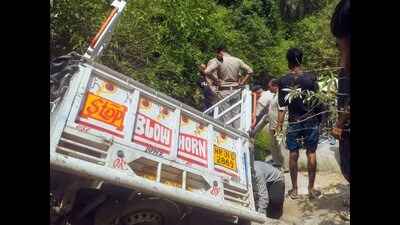 Two persons were killed and at least 19 were left injured after a vehicle they were travelling in went out of control and plunged into a rivulet in the Gohar area of Mandi district in Himachal Pradesh, police said on Sunday. (Birbal Sharma/ HT) Two persons were killed and at least 19 were left injured after a vehicle they were travelling in went out of control and plunged into a rivulet in the Gohar area of Mandi district in Himachal Pradesh, police said on Sunday. (Birbal Sharma/ HT)