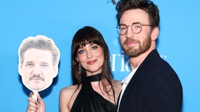 Dakota hilariously brought along a cut-out of Pedro’s face to the premiere while walking the red carpet with co-star Chris.&nbsp; (Getty Images via AFP)