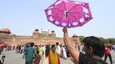 Visitors at Red Fort during hot weather in Delhi on Sunday. (Sanjeev Verma/ HT Photo) Visitors at Red Fort during hot weather in Delhi on Sunday. (Sanjeev Verma/ HT Photo)