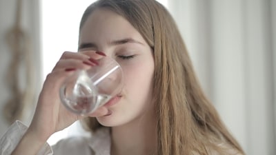 Healthy adults should replace 1.3 to 1.5 litres of lost fluids daily to avoid dehydration. (Pexels) Healthy adults should replace 1.3 to 1.5 litres of lost fluids daily to avoid dehydration. (Pexels)