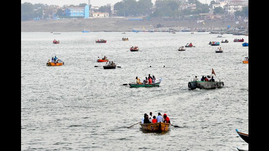People take a boat ride in Ganga in Varanasi (Fike)