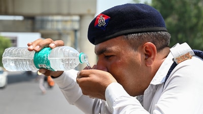 As the temperature in Delhi-NCR rises, traffic police personnel drink water in the heat. (Sunil Ghosh / Hindustan Times) As the temperature in Delhi-NCR rises, traffic police personnel drink water in the heat. (Sunil Ghosh / Hindustan Times)