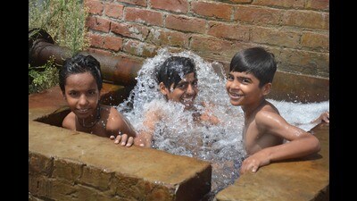 Amid rising temperature, youths take a bath in an Amritsar village on Monday. (Sameer Sehgal/HT) Amid rising temperature, youths take a bath in an Amritsar village on Monday. (Sameer Sehgal/HT)