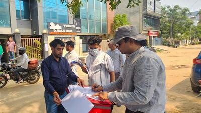 An enforcement team of DTCP inspected commercial activities in a residential area of Sushant Lok Phase 2 on Sunday. (HT Photo) An enforcement team of DTCP inspected commercial activities in a residential area of Sushant Lok Phase 2 on Sunday. (HT Photo)