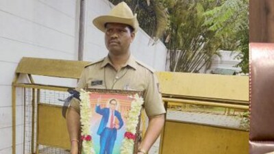 Bengaluru head constable was suspended for protesting against the action taken by Karnataka government on top cops. Bengaluru head constable was suspended for protesting against the action taken by Karnataka government on top cops.