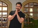 Aamir Khan is currently dating Gauri Spratt. Aamir Khan is currently dating Gauri Spratt.
