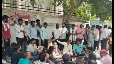 Candidates protesting outside the UPESSC office in Prayagraj on Tuesday. (HT Photo)