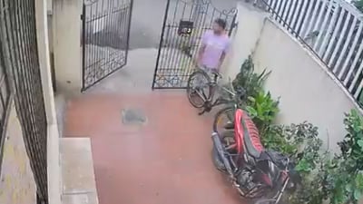 A viral video showed a bold bicycle theft in Bengaluru’s HAL 3rd Stage. (X/@saneyedoc1) A viral video showed a bold bicycle theft in Bengaluru’s HAL 3rd Stage. (X/@saneyedoc1)