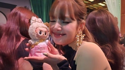 Lisa is arguably Labubu’s first major celebrity ambassador. She introduced the plush charm to the fashion crowd by taking a cute photo with it. Lisa is arguably Labubu’s first major celebrity ambassador. She introduced the plush charm to the fashion crowd by taking a cute photo with it.